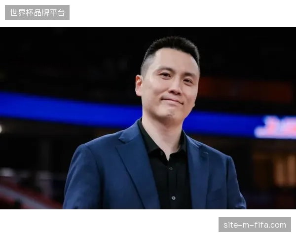 卢伟凭借务实稳健执教风格,率领上海男篮时隔24年重夺常规赛冠军并荣膺最佳教练 卢伟凭借务实稳健执教风格,率领上海男篮时隔24年重夺常规赛冠军并荣膺最佳教练